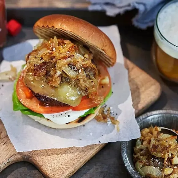 Hamburgare med karamelliserad lök