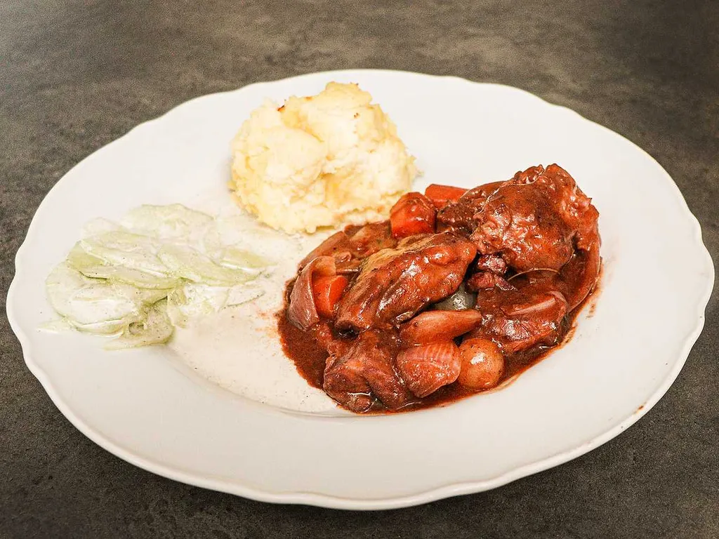 Coq au vin med citronpotatismos