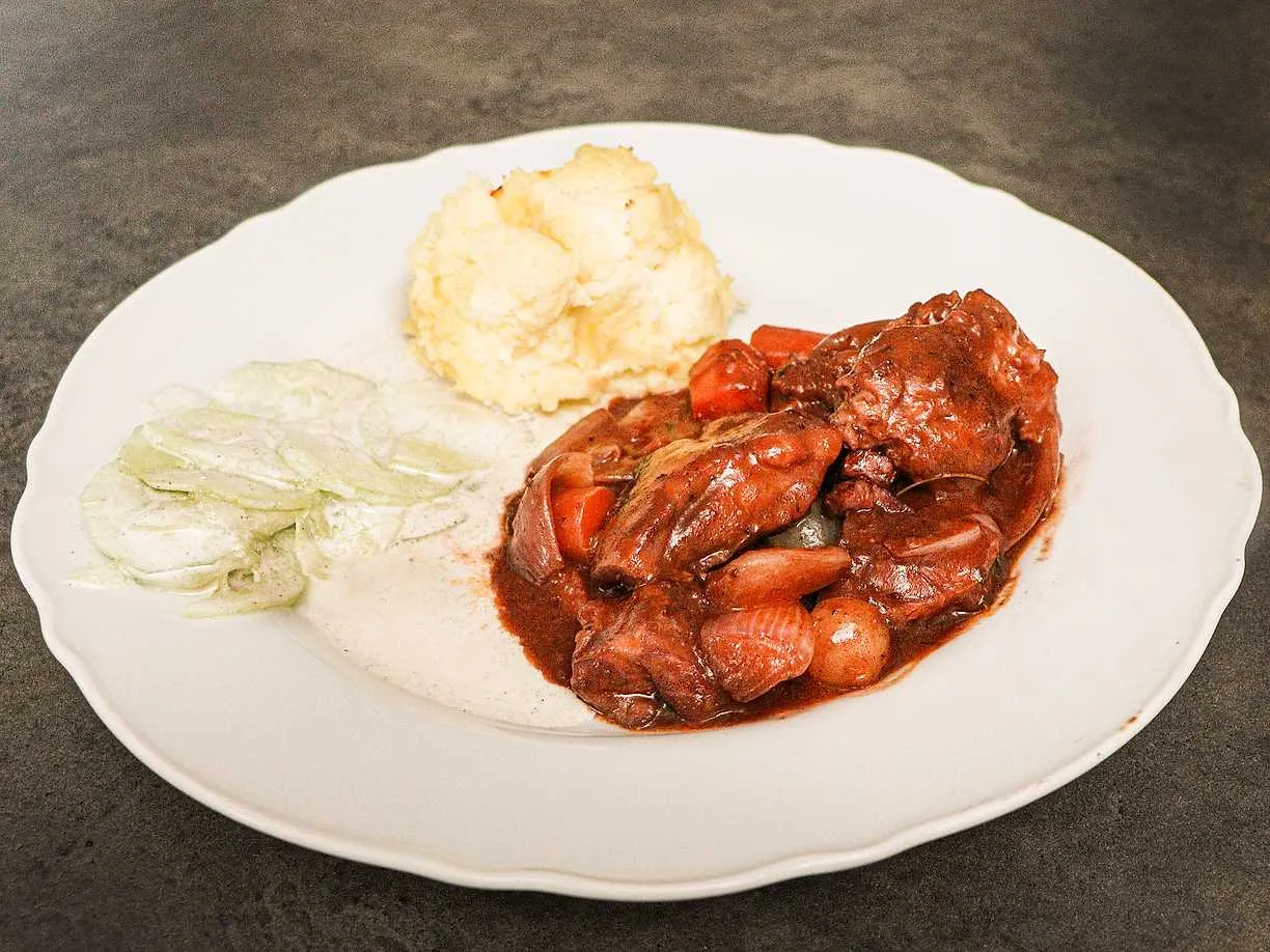 Coq au vin med citronpotatismos