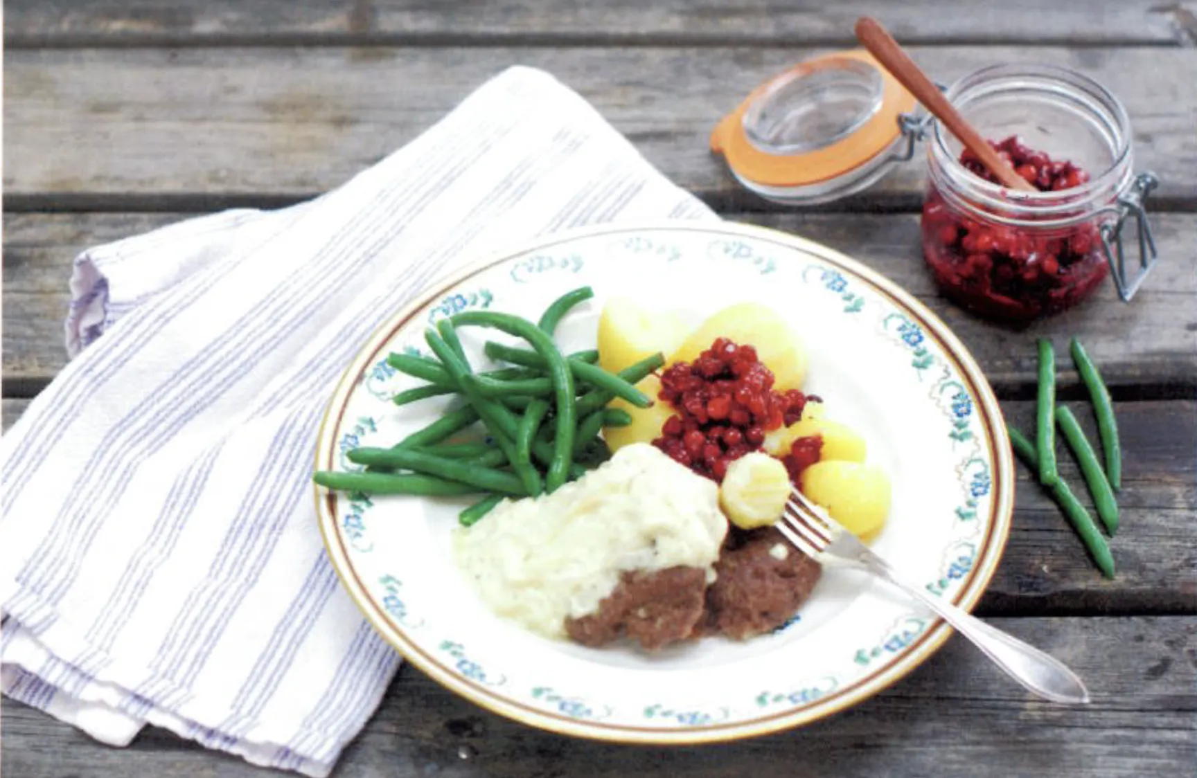Pannbiff med löksås & råröda lingon